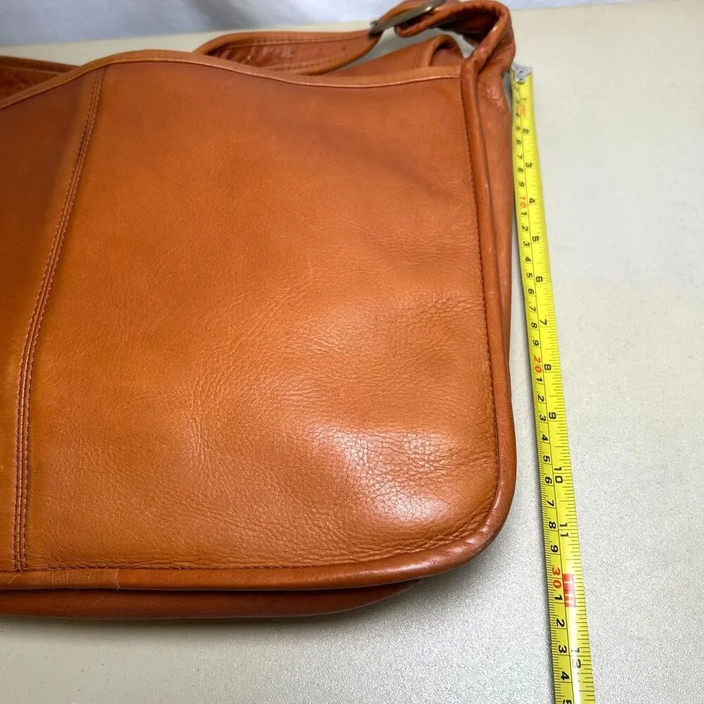 Le Donne Leather Messenger Bag, crafted from Colombian Vaquetta leather